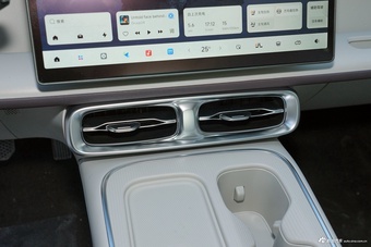 2025款零跑B01 550悦享版