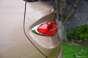 2023款添越 4.0T V8 长轴距雅度版