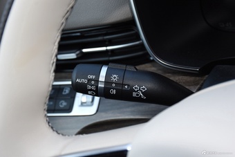 2025款荣威iMAX8 DMH 1.5T 陆尊奢享版