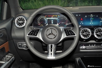 2025款奔驰GLB 220 时尚型