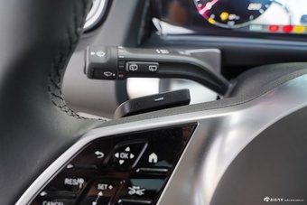 2025款奔驰GLB 220 时尚型