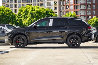 2024款奥迪Q6 45 TFSI quattro 黑武士版 6座