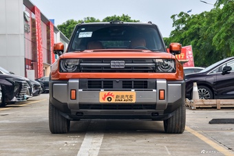 2026款银河战舰700 2.0T 270km 三电机四驱顶峰版