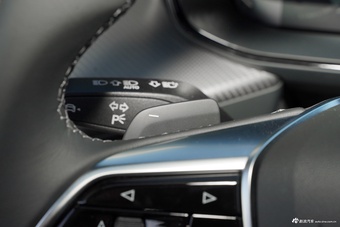 2024款奥迪Q6 45 TFSI quattro 黑武士版 6座