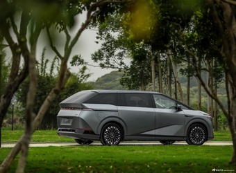 2025款小鹏X9 基本型 官图