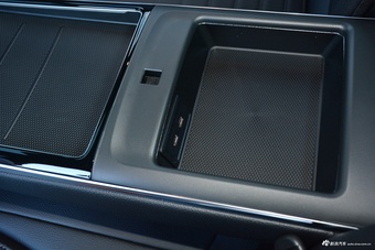 2024款奔驰C级 C 200 L 运动版
