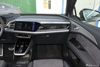 2023款奥迪Q5 40 e-tron 星耀型 机甲套装