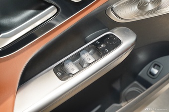 2025款奔驰GLC改款 300 L 4MATIC 豪华型 7座