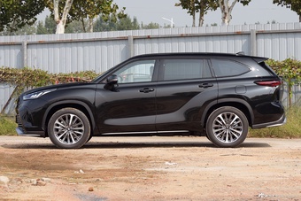 2026款皇冠陆放 2.5L HEV四驱尊贵版