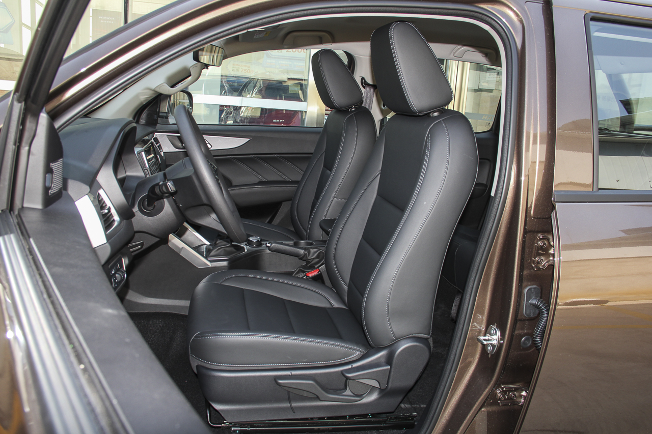  2019款长城炮2.0T手动商用版四驱标箱柴油精英型 