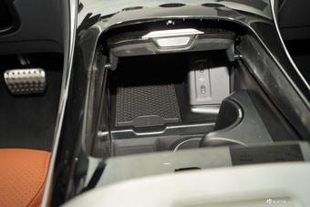 2025款奔驰GLC改款 300 L 4MATIC 豪华型 7座