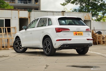 2025款奥迪Q5L 45周年典藏版 40 TFSI 时尚动感型