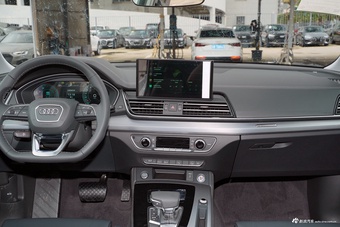 2025款奥迪Q5L 45周年典藏版 40 TFSI 时尚动感型