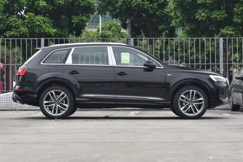 2025款奥迪Q7 45 TFSI quattro S line运动型7座
