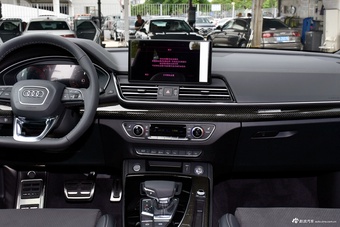 2025款奥迪Q5L Sportback 45周年典藏版 40 TFSI 豪华型
