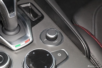 2024款Giulia 2.0T 280HP致敬传奇版