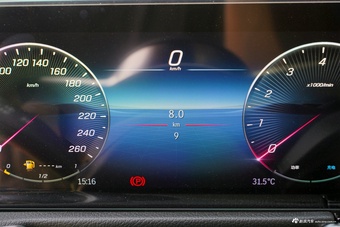 2025款奔驰GLB 220 动感型