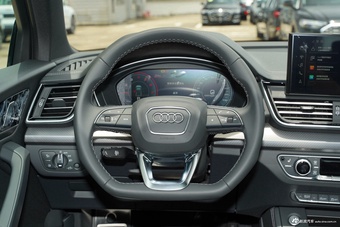 2025款奥迪Q5L 45周年典藏版 40 TFSI 豪华动感型