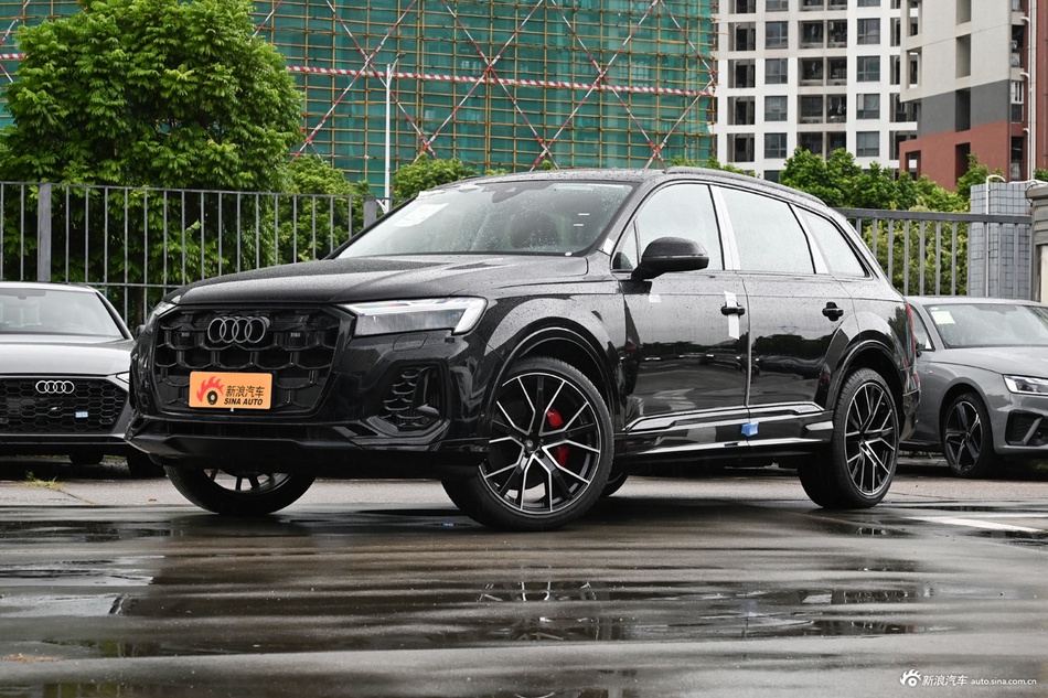 2025款奥迪Q7 55 TFSI quattro S line黑武士型