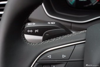 2025款奥迪Q5L 45周年典藏版 40 TFSI 时尚动感型