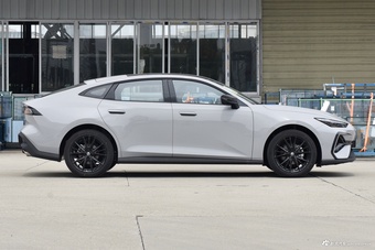 2025款长安UNI-V 第三代 1.5T 500Bar尊贵型