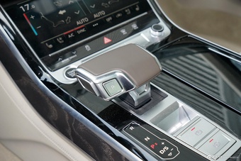 2024款奥迪A8L Horch创始人版 55TFSI