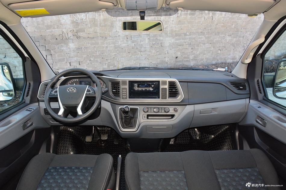 2024款上汽大通MAXUS V80 傲运通 6MT 短轴中顶127Ps 5/6座