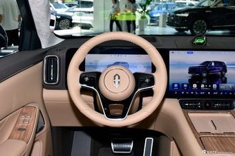 2025款问界M8 增程 Ultra版 53.4kWh 6座版