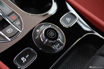 2024款添越 4.0T V8 长轴距版