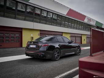 2024款Giulia朱丽叶 2.9T V6 520HP 四叶草Super Sport黑标限量版