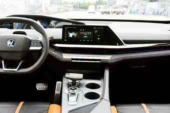 2025款长安UNI-V 1.5T 500Bar尊贵运动型