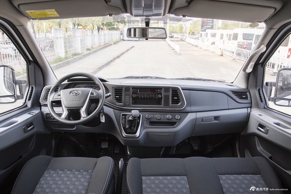 2023款上汽MAXUS V80 2.0T AMT经典傲运通长轴中顶6/7/8/9座